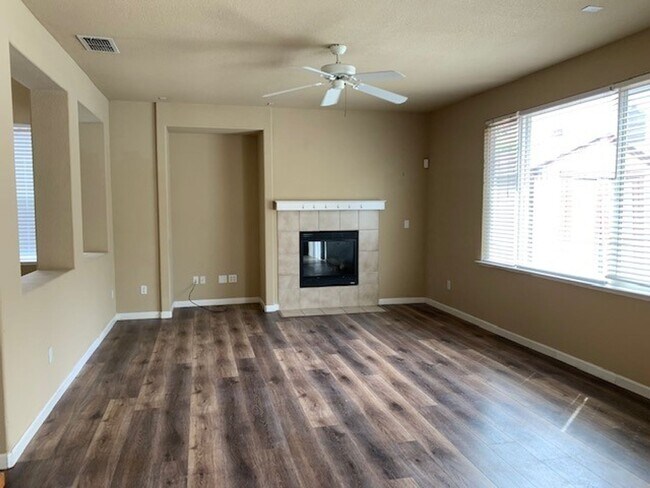 Foto del edificio - Big, Beautiful, Two Story Home in North Natomas