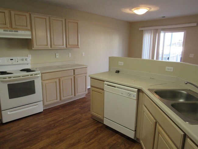 Building Photo - Duplex style townhome in Fox Run -Walking ...