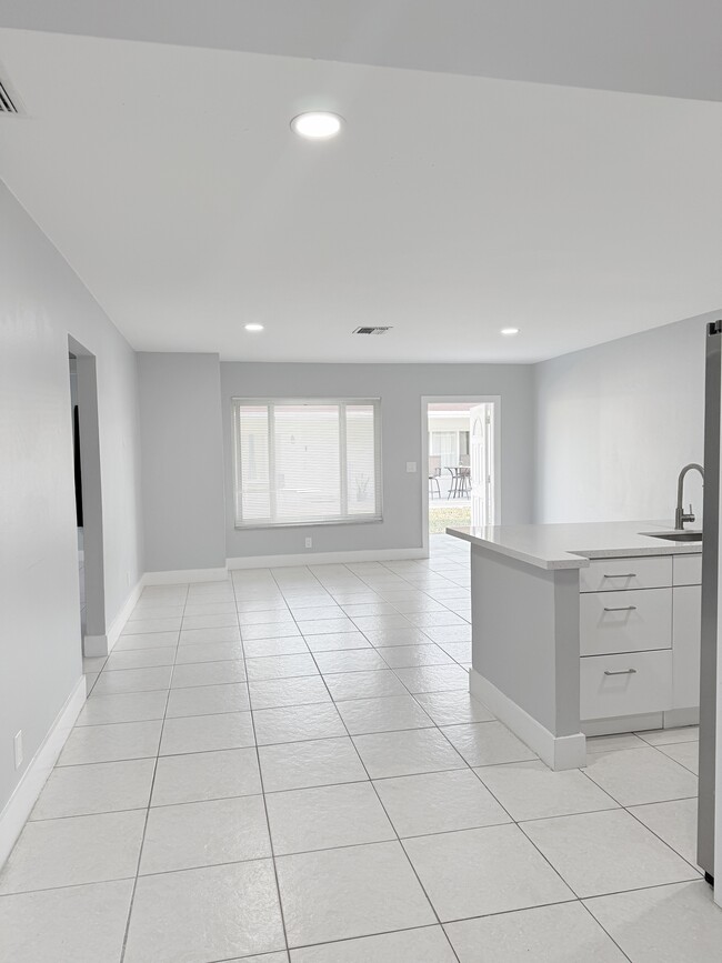 Building Photo - 4751 SW 43rd Ave
