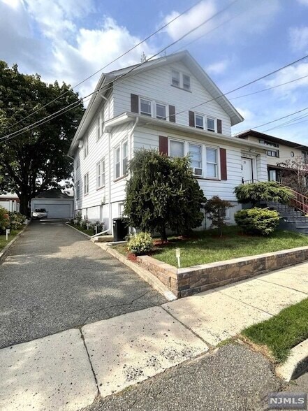 Building Photo - 35 Charles St