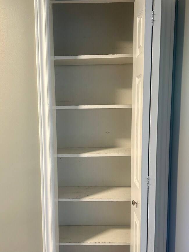 Building Photo - 2 BED - 1 BATH - BURLINGTON - FREEHOLD TOWNHOUSE