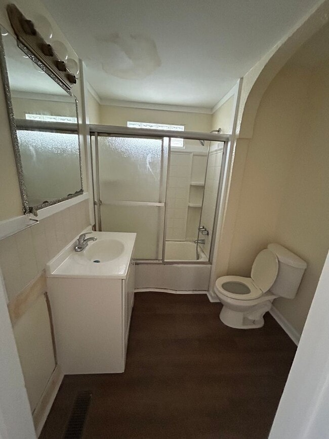 Building Photo - 4 bedroom and 1.5 bathroom