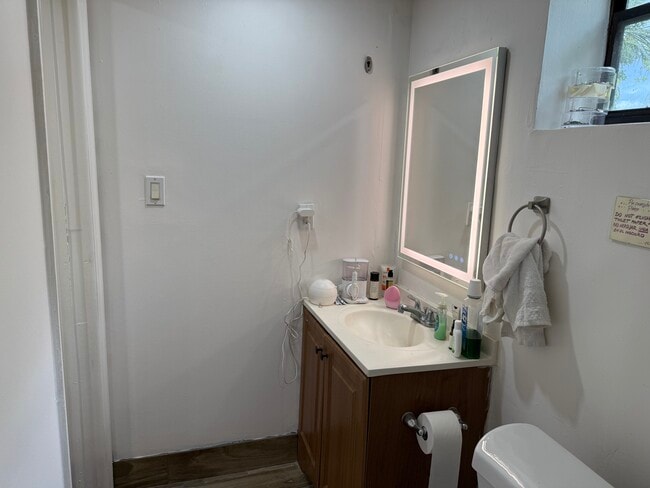 Building Photo - 5907 S Farragut Dr