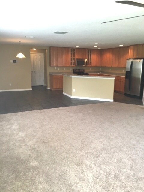 Building Photo - Beautiful 4/2.5 Located in Eagle Creek/Lak...
