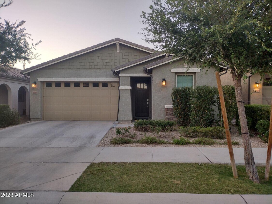 Primary Photo - 9820 E Tupelo Ave
