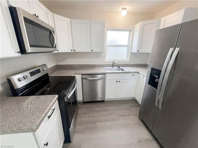 Foto del edificio - 131 Hasty Hill Rd