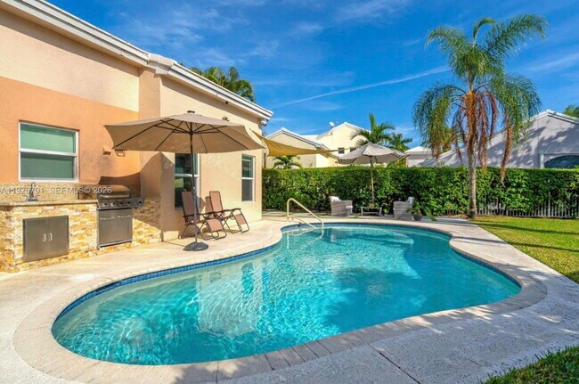 Building Photo - Wilshire Court, Pembroke Pines, FL 33027 - 3 BR 3 BA single-family home