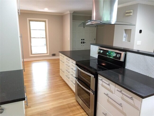 Foto del edificio - 2050 Six Branches Dr