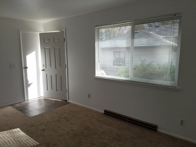 Building Photo - Triplex in Lafayette - 2 Bedroom 1 Bath End Unit