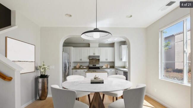 Foto del edificio - End Unit Townhome with Privacy and Lots of...