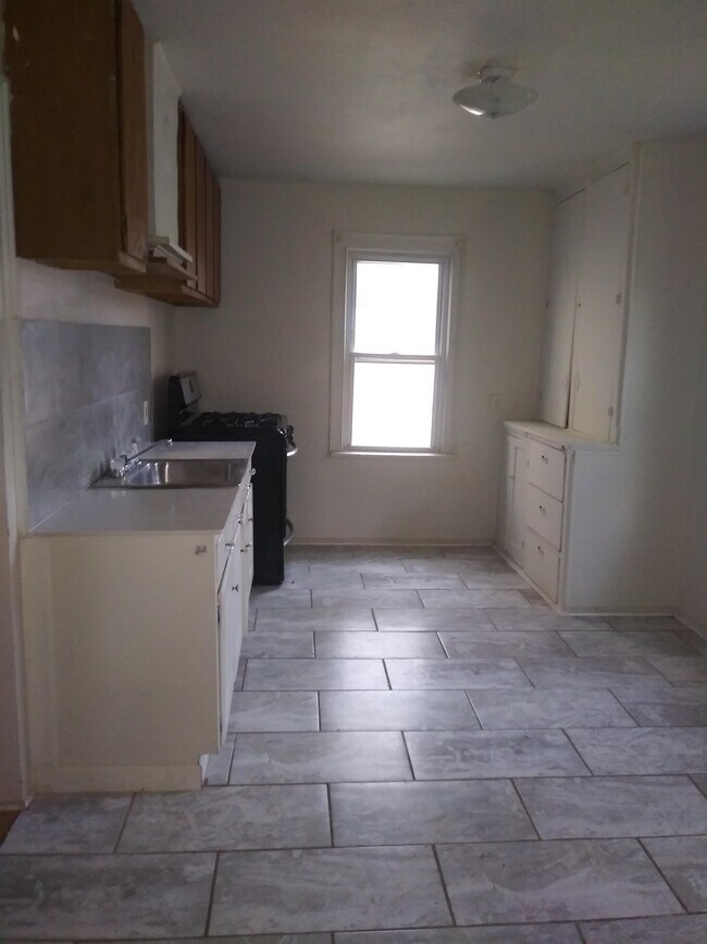 Building Photo - 218 Lilac St