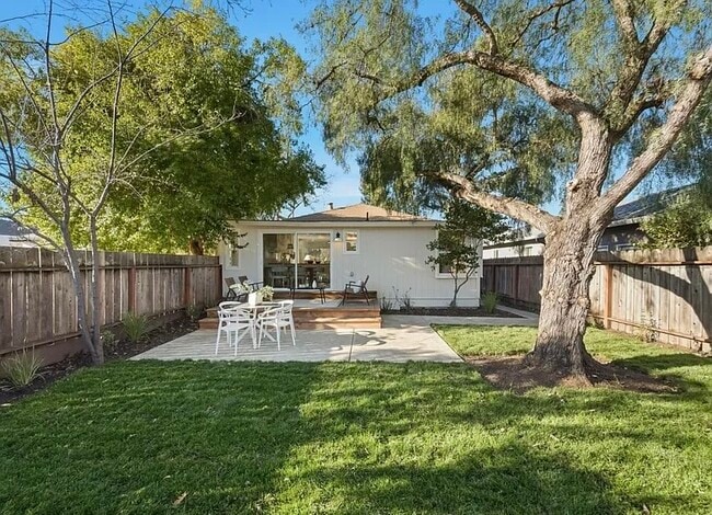 Building Photo - Move-in SPECIAL! Comfortable 2 Bed 2 Bath