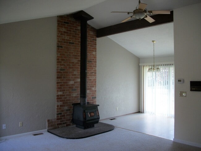 Foto del edificio - 2 Bedroom Home with Large Fenced Yard in T...