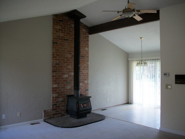 Photo - 2 Bedroom Home with Large Fenced Yard in T...
