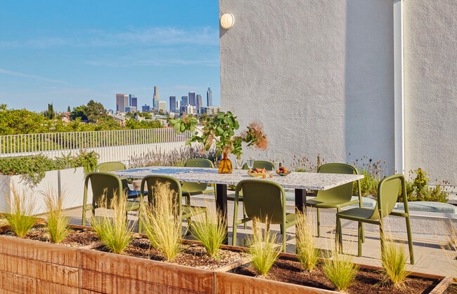 Building Photo - 636 N. Juanita Ave, Los Angeles, CA 90004