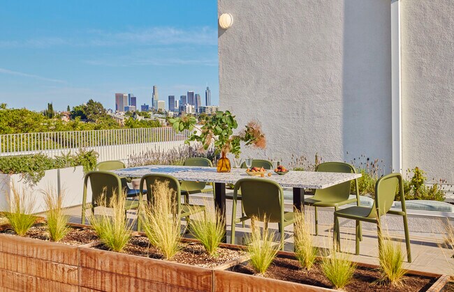 Foto del edificio - 636 N. Juanita Ave, Los Angeles, CA 90004