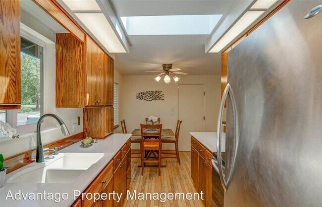 Foto del edificio - 4 br, 1.5 bath House - 3010 NW Walnut Blvd