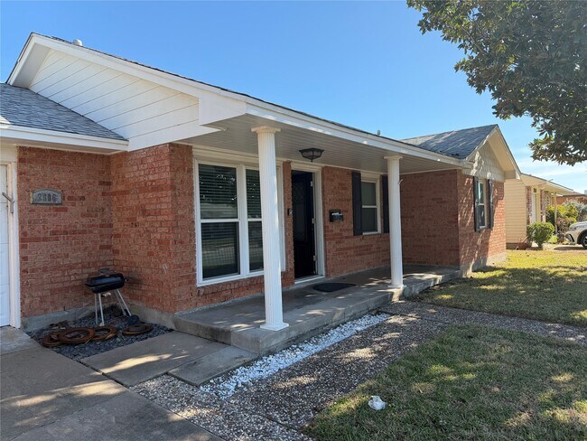 Building Photo - 2806 Pine St