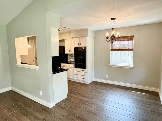 Building Photo - 3314 Crestdale Dr