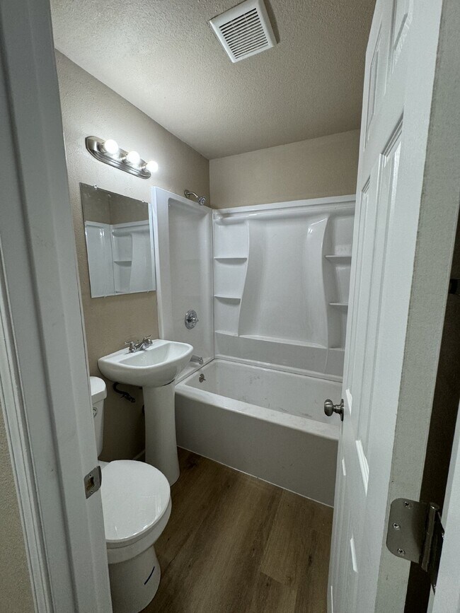 Building Photo - 2 Bedroom, 1 Bathroom apartment with stack...
