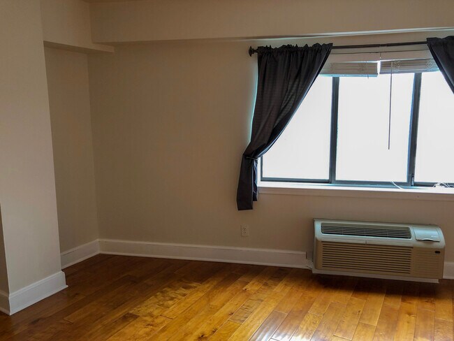 large bed room - 1825 T St NW
