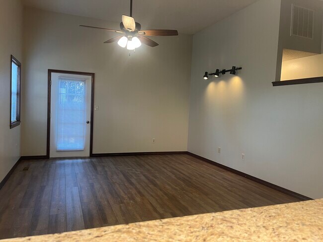 Foto del edificio - 1510 Summerhill Ct