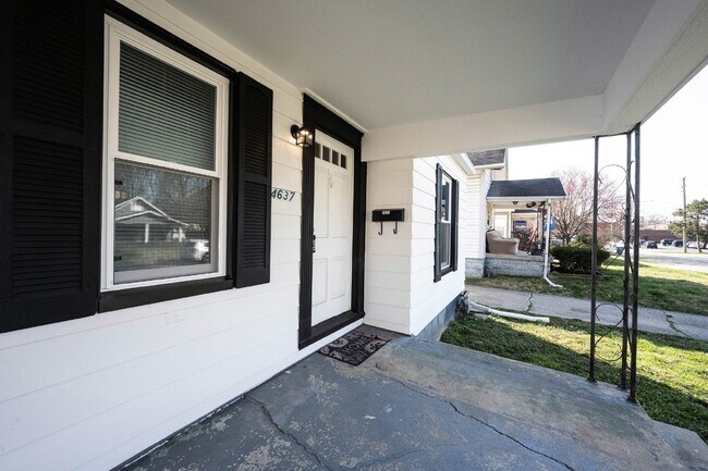 Building Photo - 4637 Rosslyn Ave
