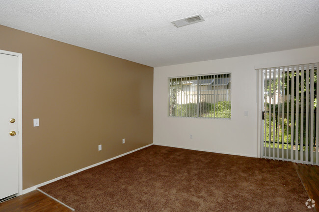 Sala de estar con pared decorativa - Ironwood Villas