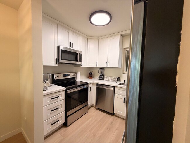 Foto del edificio - Coastal 2BR Condo Just Blocks from the Beach in Coronado