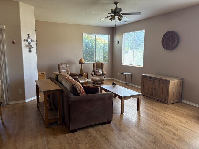 Foto del edificio - 1455 E Ridgeview Dr