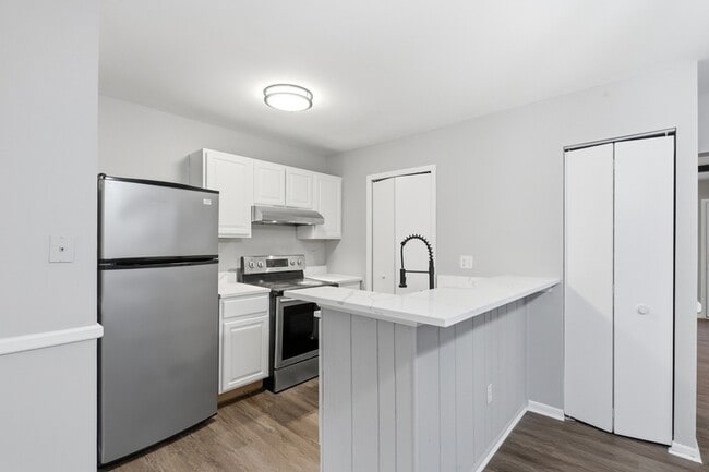 Building Photo - 8870 Pennsbury Pl