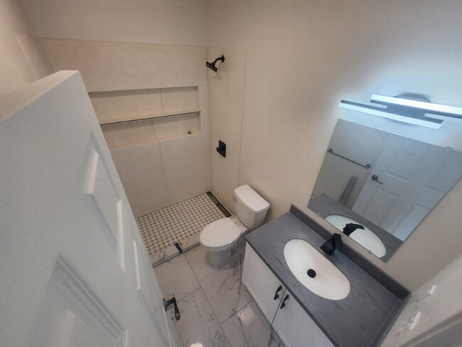 Foto del edificio - 16-2058-2058 Tradewind Dr
