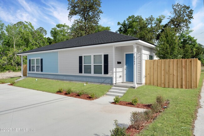 Foto del edificio - 6703 Bakersfield Dr