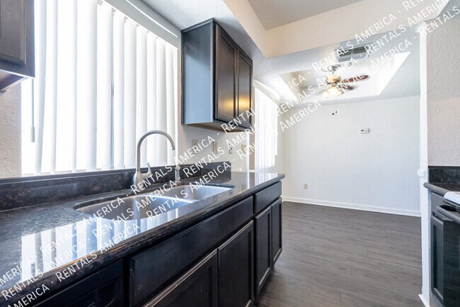 Foto del edificio - 4554 E Paradise Village Pkwy N