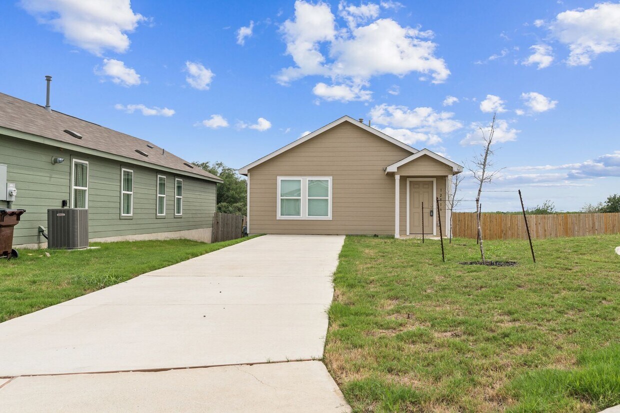Primary Photo - Newer Home in St. Hedwig with Full Applian...