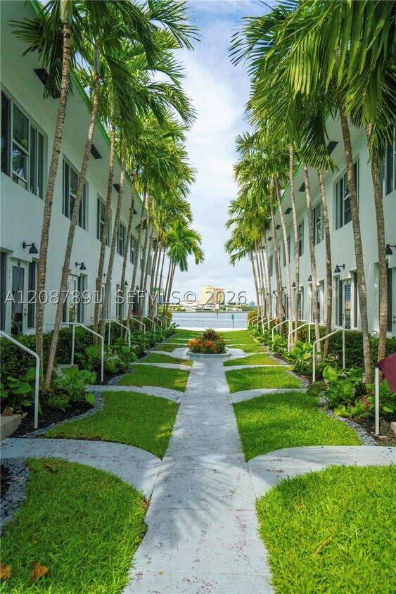 Foto del edificio - 2180 Bay Dr E