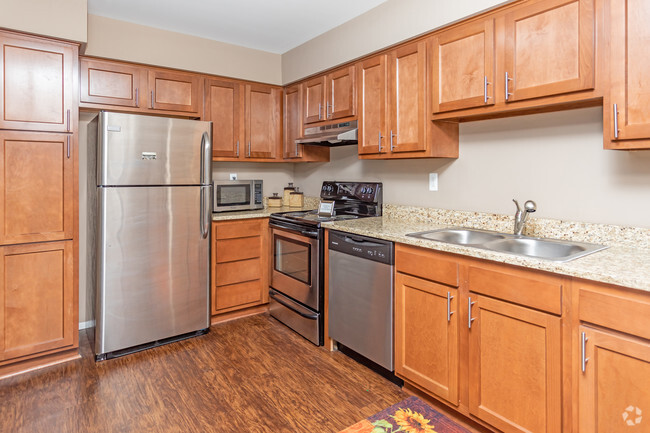 1BR, 1BA - 815 SF - Chatsford Manor