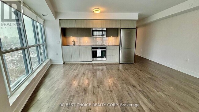 Photo du bâtiment - 585-2585 Bloor St E