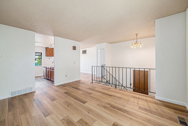 Building Photo - Spacious 3BD 2 Bath Home