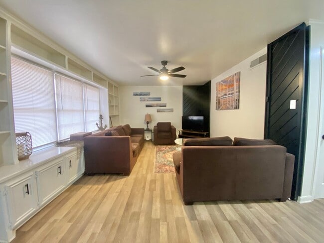 Foto del edificio - Newly remodeled 3 bed 2 bath now available (furniture incl.)