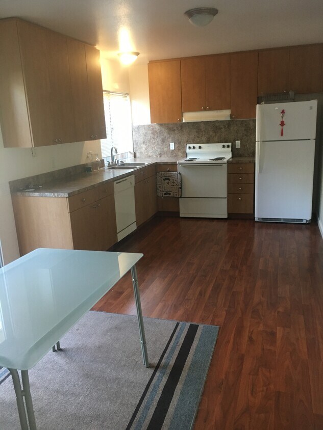 Kitchen - 1585 Drake Dr