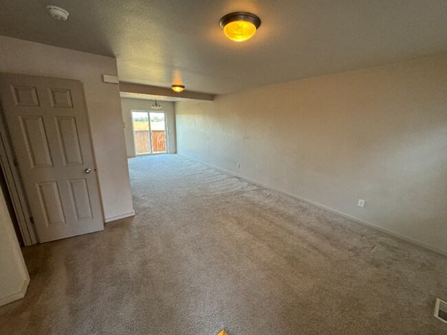 Building Photo - 1013 N River Rock Dr