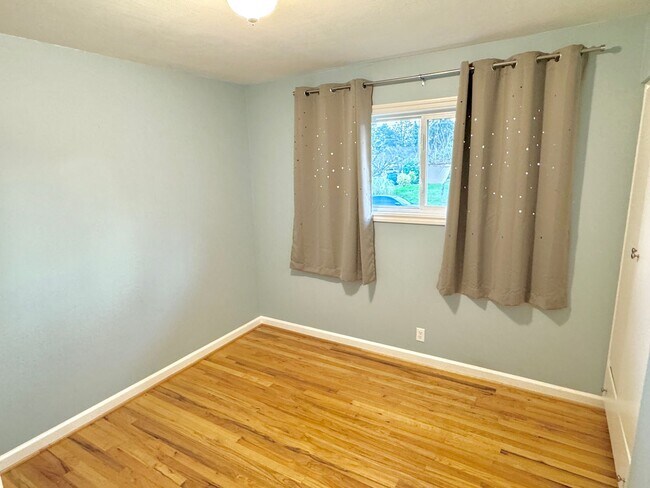 Foto del edificio - Rose City Park Neighborhood Quintessential Ranch Home on Corner Lot with Huge Basement, Fenced Ya...