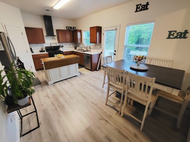 Foto del edificio - 366 Crandon Rd