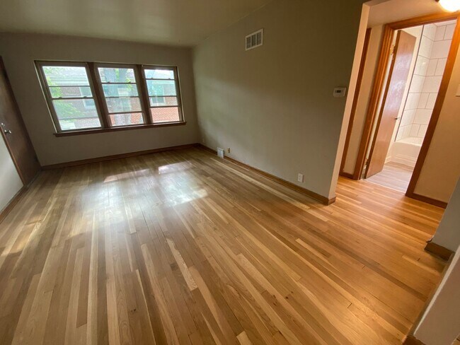 Foto del edificio - Comfortable 2-Bedroom Wauwatosa Apartment