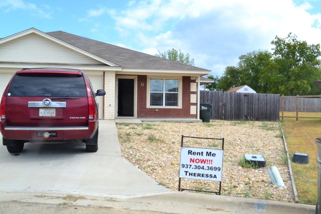 Front entrance - 220 Ryan Cir Apt B