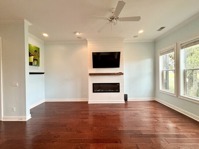 Building Photo - 3 Bedroom Townhouse W/ Sunset Water Views!