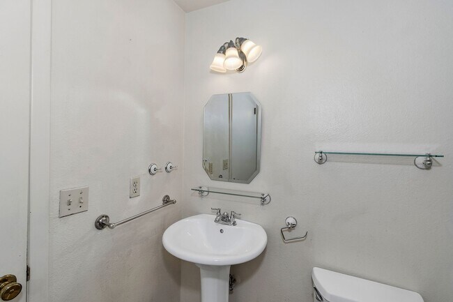Foto del edificio - Cozy 2-Bedroom Condo Near CMU & St. Mary’s...