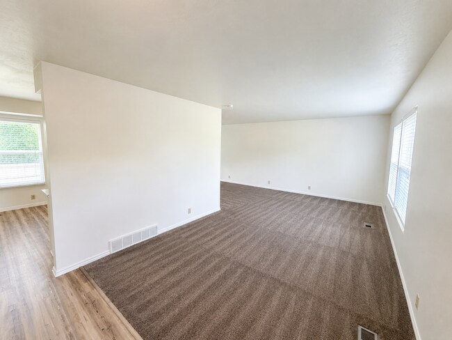 Foto del edificio - Spacious 5-Bedroom Sandy Home with Large Fenced Yard