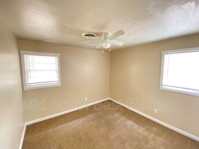 Foto del edificio - 3240 Aden St